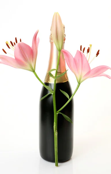 Champanhe e lírios rosa — Fotografia de Stock