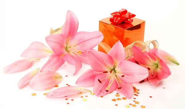 Lírios cor-de-rosa e caixa — Fotografia de Stock