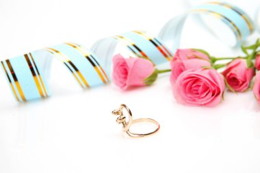 altın yüzük ve güller