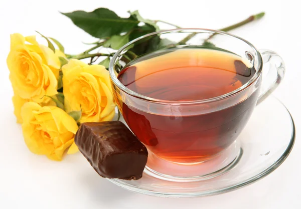 Tea and yellow roses — Stock Photo, Image