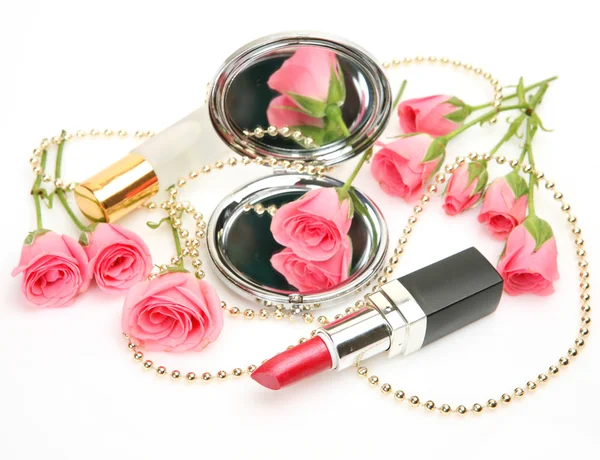 Cosméticos decorativos e rosas — Fotografia de Stock