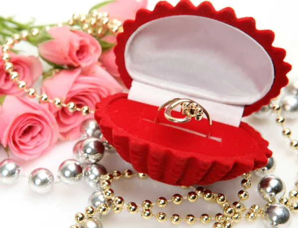 Gold ring and roses — Stock Photo, Image