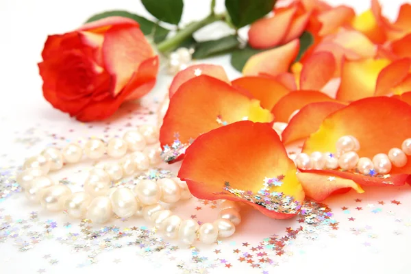 Roses and pearls — Stock Photo, Image