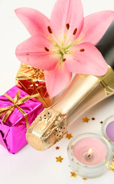 Pezsgő és rózsaszín liliom — Stock Fotó