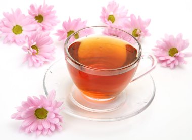 altın yüzük ve yaprakları