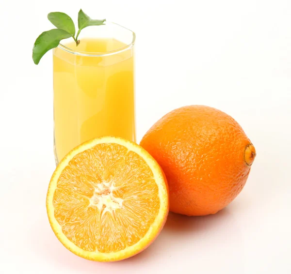 Ripe oranges and juice for a healthy feed — Stock Photo, Image