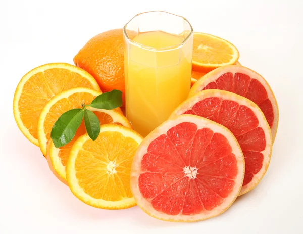 Ripe oranges and juice for a healthy feed — Stock Photo, Image