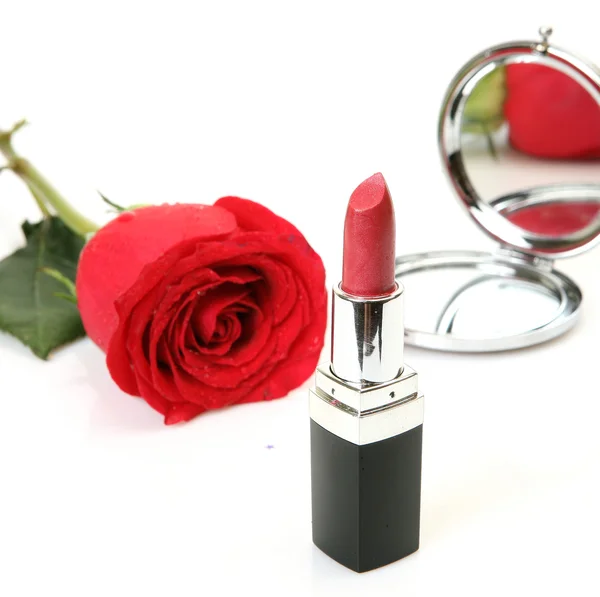 Dekorative Kosmetik und Rose lizenzfreie Stockfotos