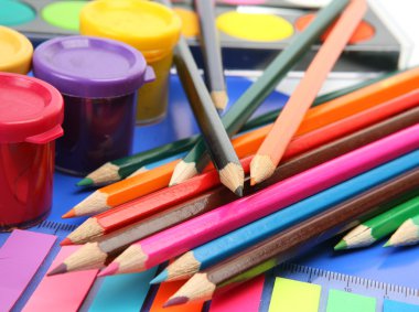renkli kalemler ve boyalar
