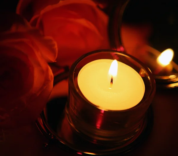 バラと燃えているキャンドル — ストック写真