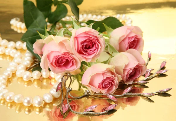 细玫瑰和珍珠 — 图库照片