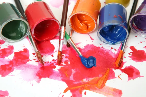 Pinturas y pinceles de color — Foto de Stock