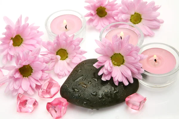 Růžové květiny a svíčky — Stock fotografie