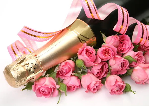 Champán y rosas rosadas —  Fotos de Stock