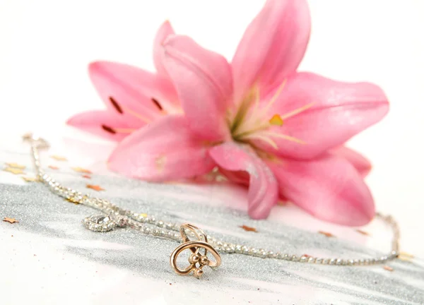 Różowe Lilie i Złoty pierścionek Zdjęcie Stockowe