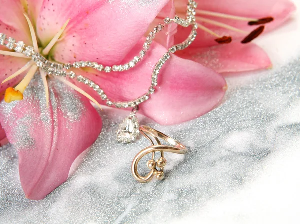 Różowe Lilie i Złoty pierścionek Obraz Stockowy