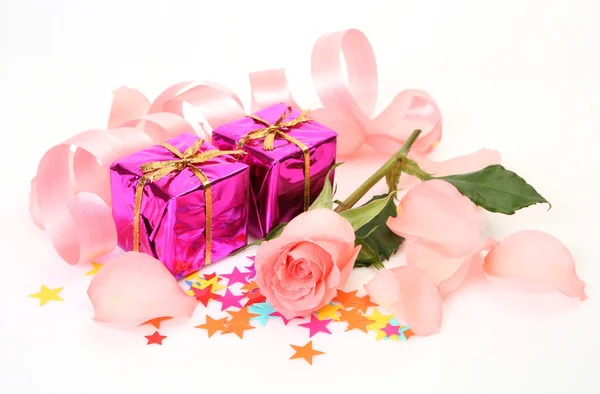 Doos met een geschenk en rose Stockafbeelding