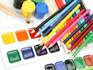 renkli kalemler ve boyalar