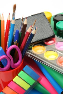 renkli kalemler ve boyalar