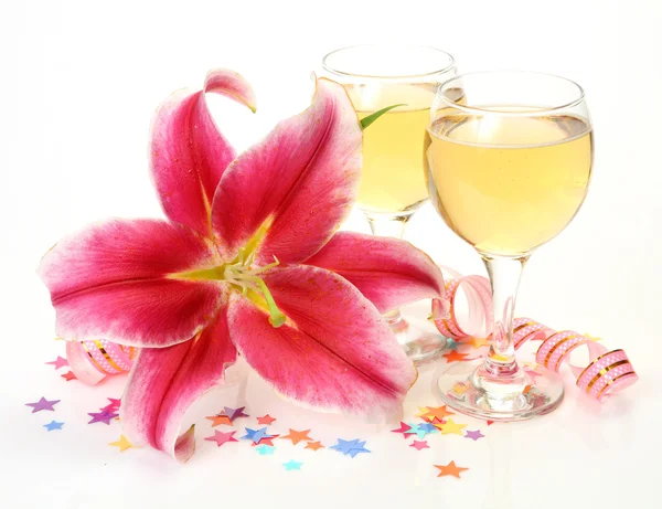 Rosa Lilien und Champagner — Stockfoto