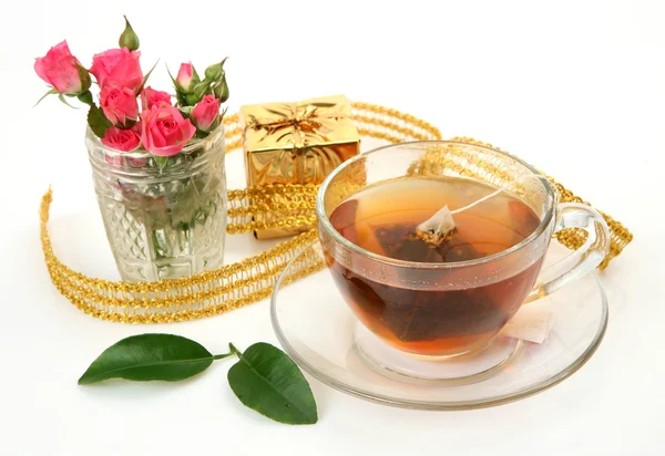 Tea and pink roses — Stock Photo, Image