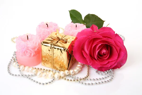 Scatola con un regalo e rosa — Foto Stock