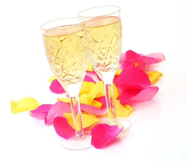 Vinho e pétalas de rosas — Fotografia de Stock