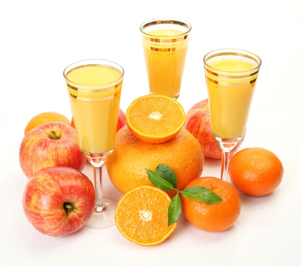 Mogna frukter och juice isolerad på vit — Stockfoto