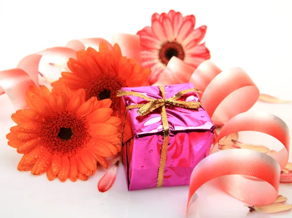 Подарки и цветы — стоковое фото
