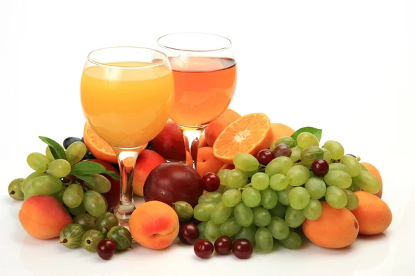 Ώριμα φρούτα και χυμό που απομονώνονται σε λευκό — Φωτογραφία Αρχείου