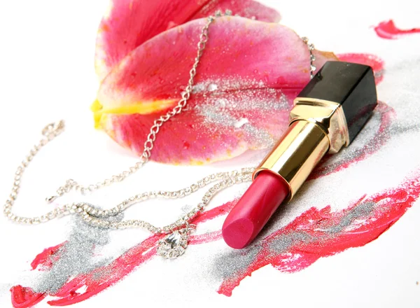 Lippenstift und Blütenblätter einer rosa Lilie — Stockfoto