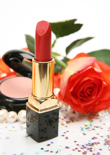 Lápiz labial y rosas — Foto de Stock