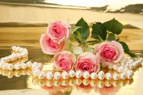 Pink roses and pearls — Stock Photo, Image