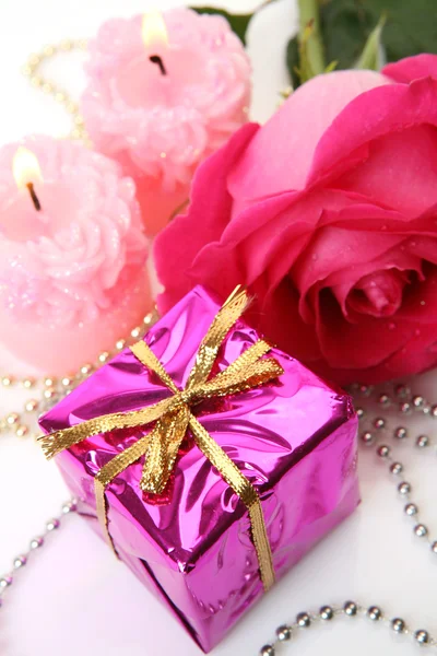 Presente e rosa — Fotografia de Stock