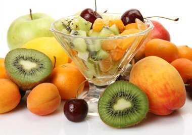 Olgunlaşmış meyve salatası