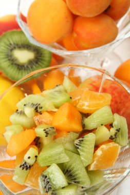 Olgunlaşmış meyve salatası