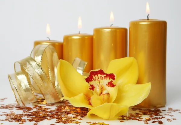 Žluté orchideje a svíčky — Stock fotografie