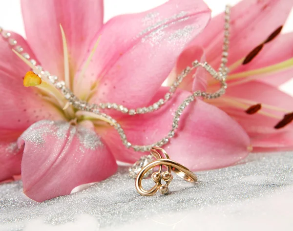 Pink lilies and gold ring — Stock Photo, Image