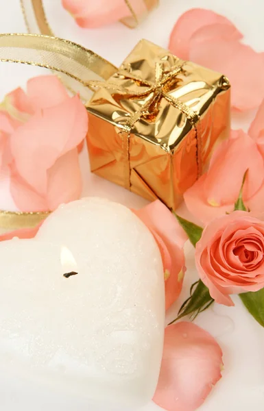 Коробка з подарунком і трояндою — стокове фото