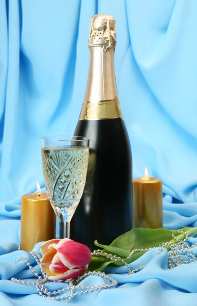 Champagner und Tulpe — Stockfoto