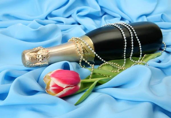 Champagne and tulip — Stock Photo, Image