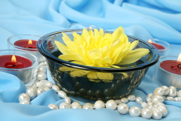 Drijvende bloemen en kaarsen — Stockfoto