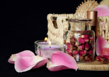 bir gül yaprakları ve mum