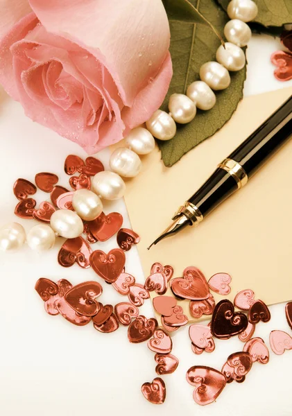Ручка и роза — стоковое фото