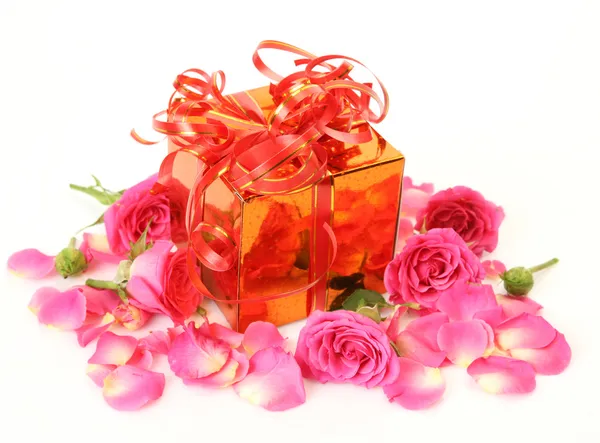 Gift and roses — Stock Photo, Image