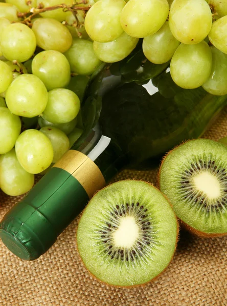 Érett gyümölcs és bor Stock Kép