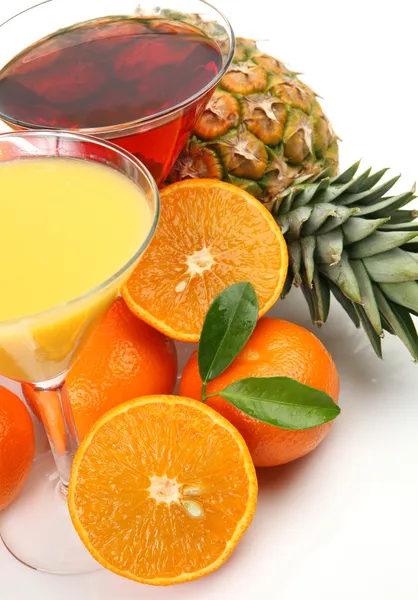 Mogen frukt och naturlig juice — Stockfoto