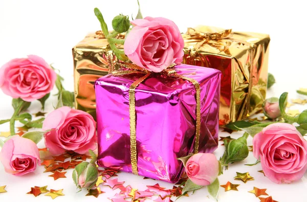 Pink roses and gifts — Stock Photo, Image