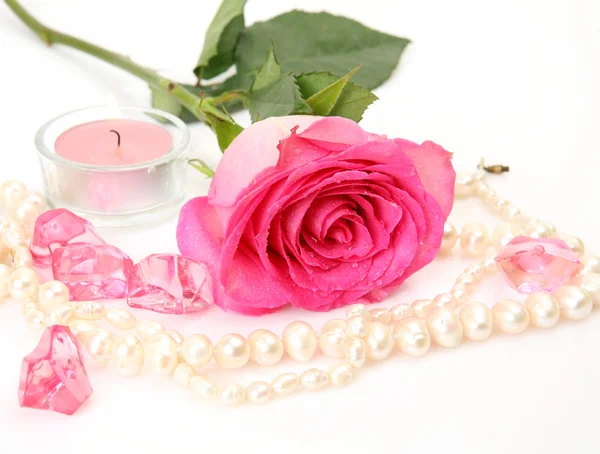 Růžová růže a svíčky — Stock fotografie