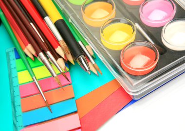 renkli kalemler ve boyalar
